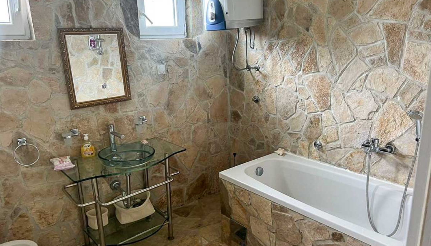 Budva, Montenegro 85310, 5 Bedrooms Bedrooms, ,4 BathroomsBathrooms,Villa,For Sale,1575